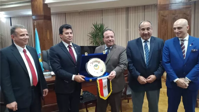 رئيس جامعة طنطا يستقبل وزير الشباب والرياضه لمناقشة رسالة دكتوراه