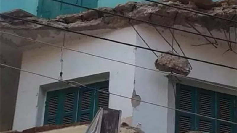 اصابة عامل سقطت عليه اجزاء من شرفة منزل بالغربية .. صور