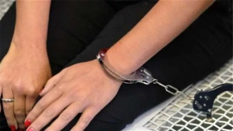 بسبب الشبه.. أختها التوأم تستولى على مدخراتها
