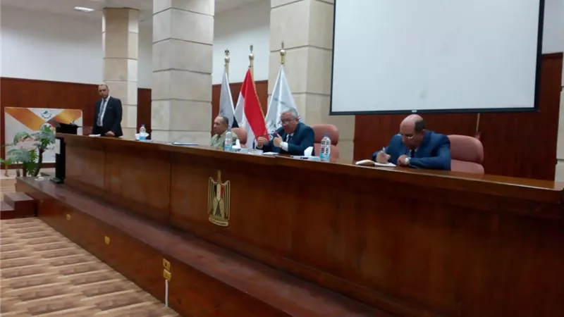 صالح يكرم المحالين للمعاش بموانئ الأحمر ..صور