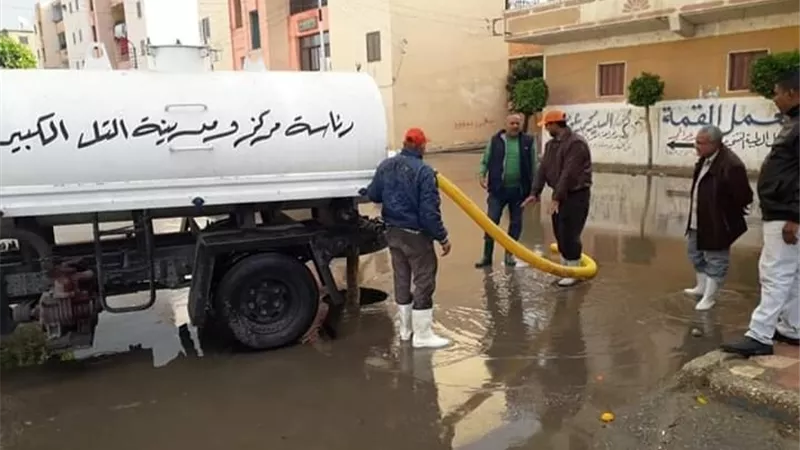 الإسماعيلية تستعين بفرق إنقاذ لرفع مياه الأمطار بالتل الكبير.. صور