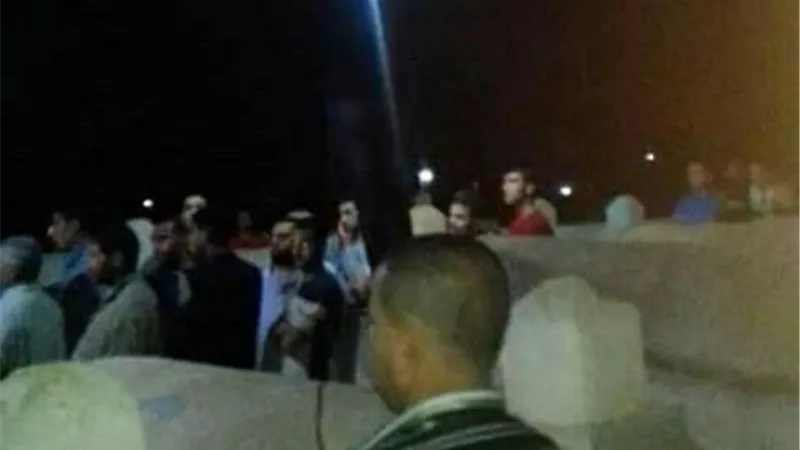 تشييع جثامين بيلا على انوار الهواتف المحمولة