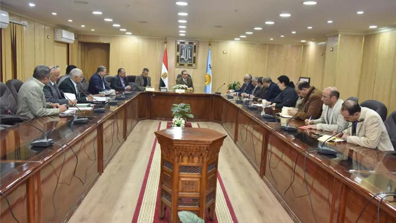 محافظ أسيوط يناقش تفعيل مبادرة 