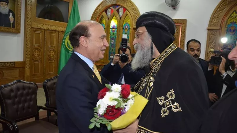 الفريق مميش وقيادات الإسماعيلية يستقبلون البابا تواضروس بالورود.. صور