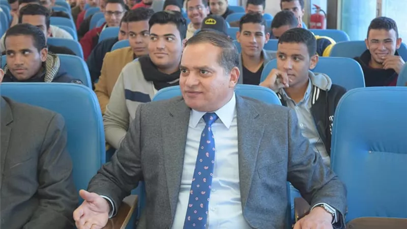 رئيس جامعة سوهاج يتابع فعاليات البرنامج الطلابي التدريبي 