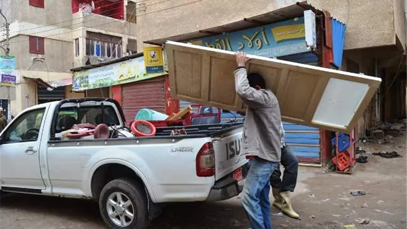 مجلس مدينة بلطيم يخلى عقار من ٥طوابق يهدد حياة ساكنية بالصور