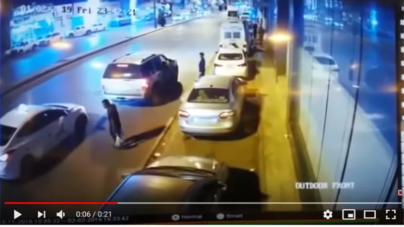 بالفيديو.. سيارة تدهس 3 اشخاص .. وتثير الجدل