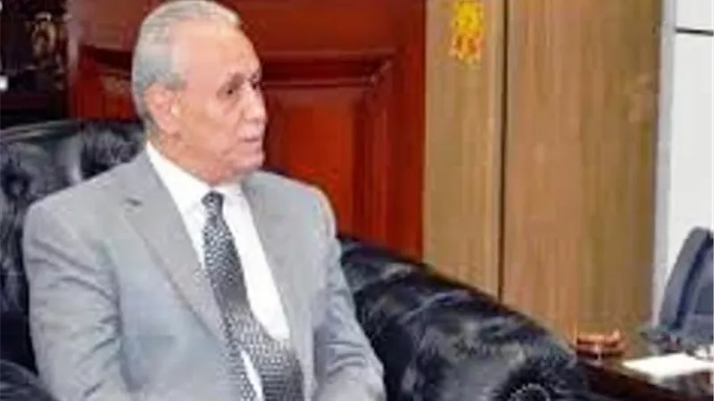 محافظ الأقصر يؤدى واجب العزاء لأسرة الطفلتين ضحيتى إنهيار المنزل
