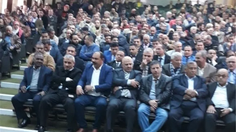 عمال مصر يجددون العهد بالرئيس السيسى ويتعهدون بمواصلة العمل والانتاج
