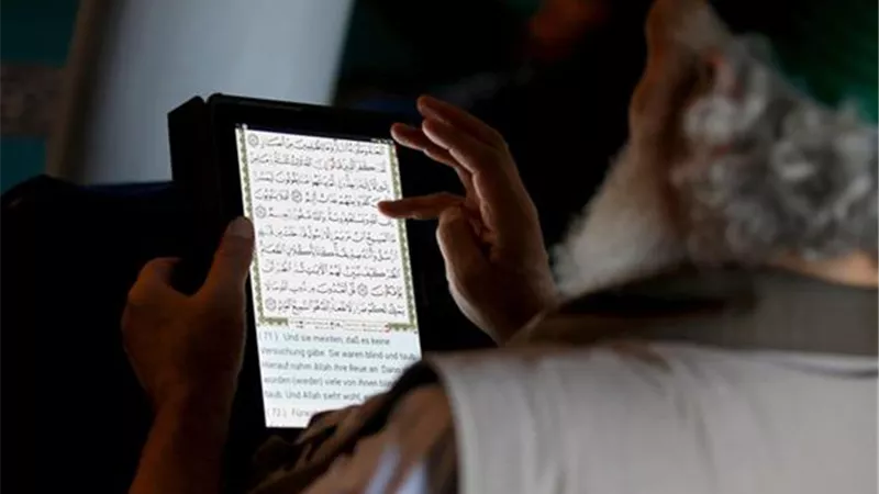 حكم استخدام الجوال فى قراءة القرأن اثناء الصلاة.. فيديو