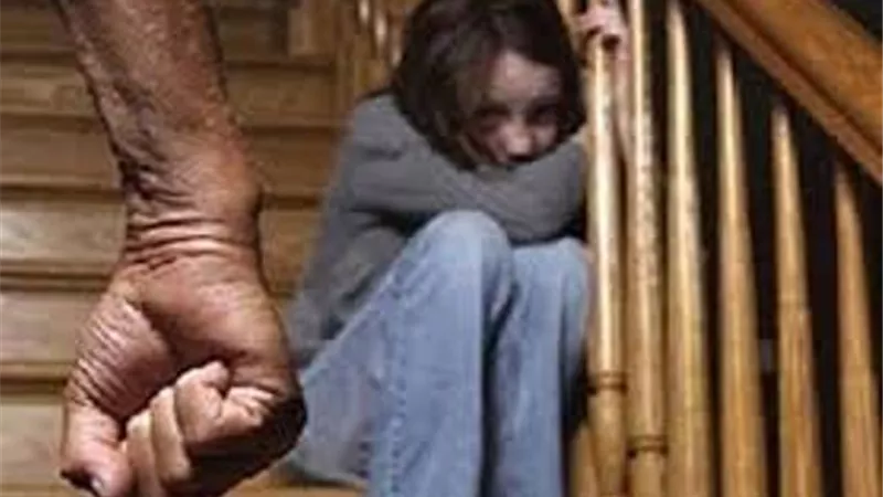 اب يعذب طفلته حتى الموت بالسلام