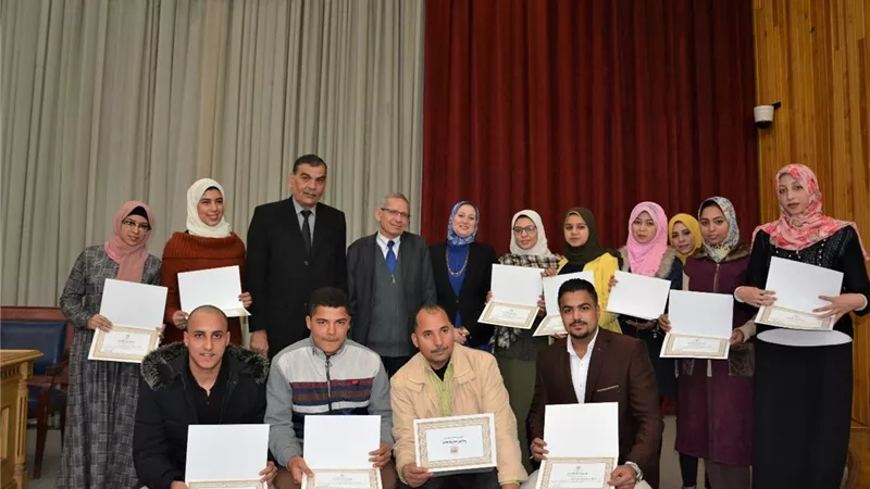 نائب وزير التعليم يكرم أوائل الدبلومات الفنية للعام الماضى