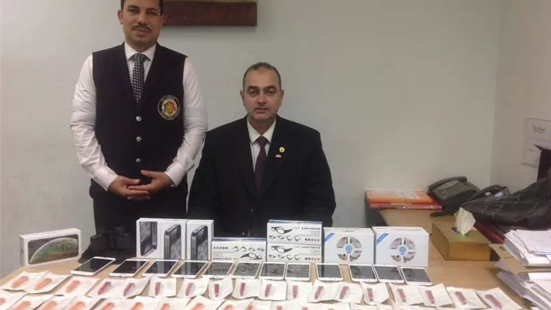 جمارك برج العرب تحبط 3 محاولات لتهريب أجهزة تنصت وهواتف محمولة