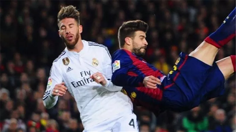 بيكيه يهاجم حكم الكلاسيكو بسبب راموس