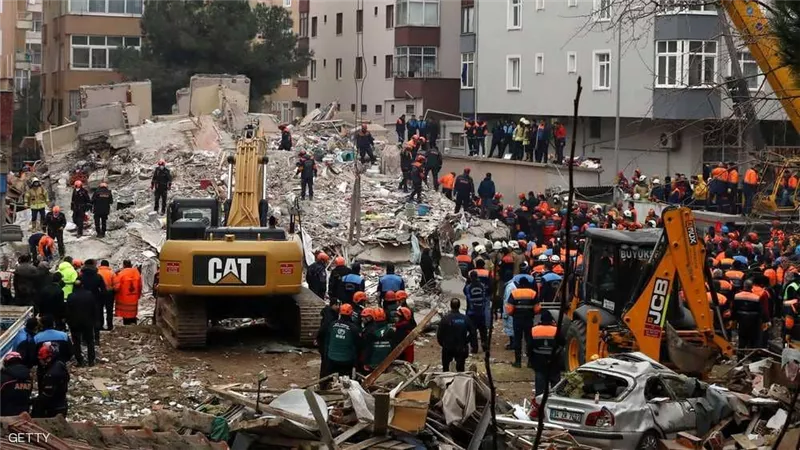 انتشال طفلة جديدة من بين أنقاض مبنى إسطنبول المنهار