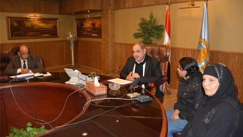 محافظ الغربية فى لقاء المواطنين يطالب رؤساء المدن والأحياء بالحلول الفورية لمشاكل المواطنين.. صور