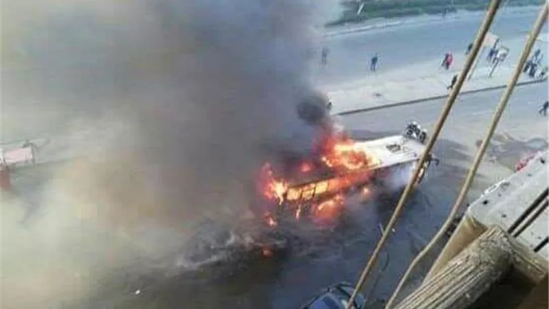 احتراق أتوبيس سياحى بحدائق القبة. . صور