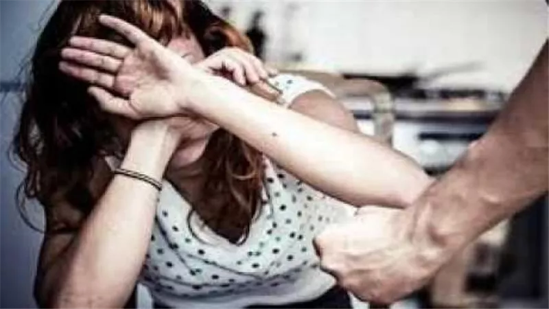 يقتل زوجته.. ويسأل أولاده: هل أزعجتوها قبل أن تموت