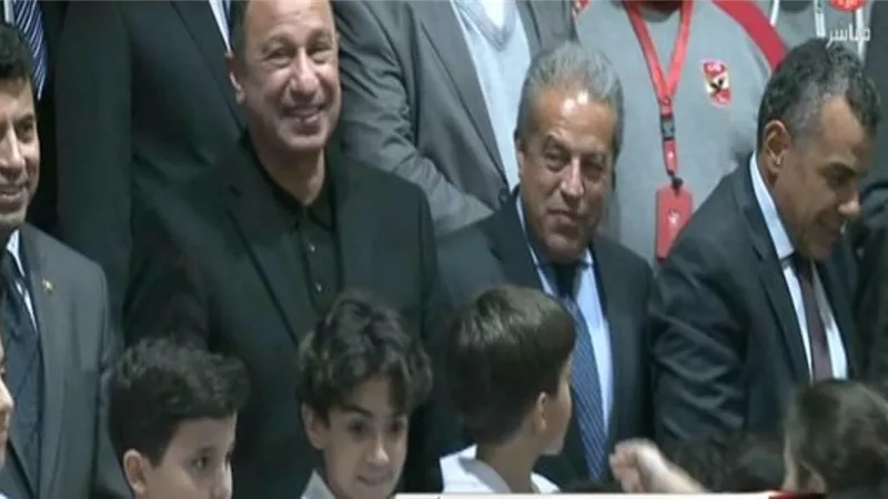 رئيس الأهلى يصافح لاعبى الكاراتيه بعد افتتاح الصالة المغطاة الجديدة