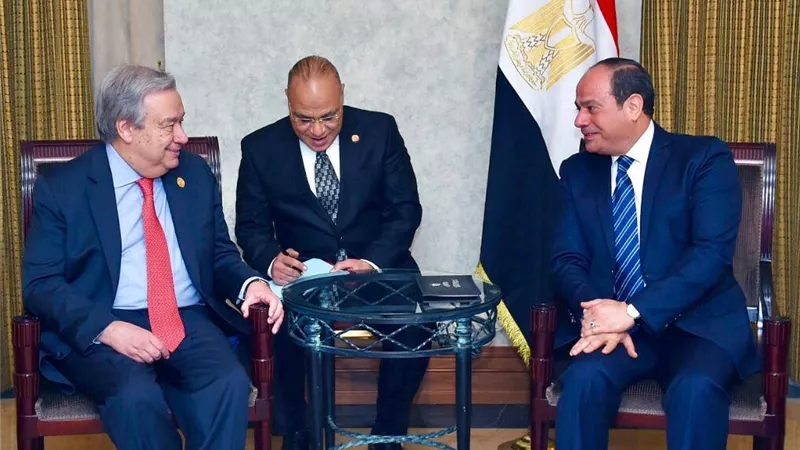 الرئيس يؤكد على موقف مصر الداعم لوحدة الدول ودعم مؤسساتها الوطنية