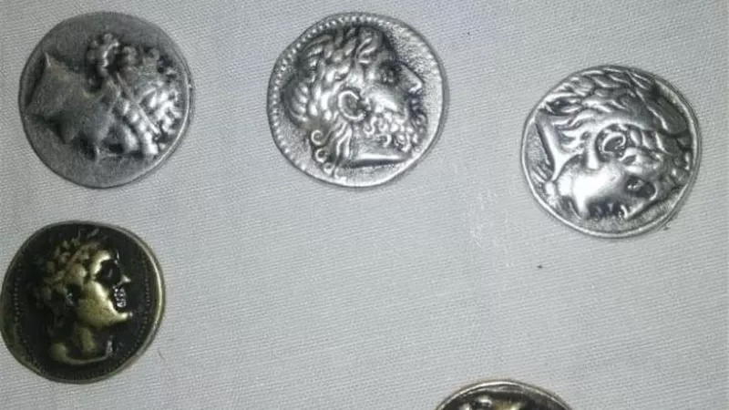 احباط 13محاولة تهريب لكمية من المواد المخدرة والعملات والقطع الأثرية،
