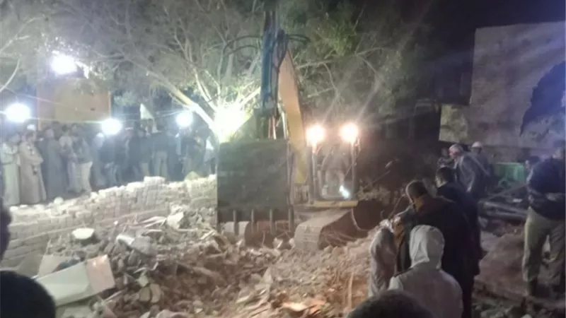انقاذ ربة منزل ونجلتها من تحت الانقاض بأسيوط