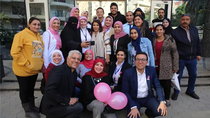 بالصور.. منى زكى تدعم محاربات سرطان الثدى فى بهية