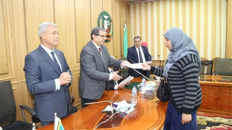 وزير القوى العاملة ومحافظ المنوفية يسلمان شهادة أمان للعمالة غير المنتظمة