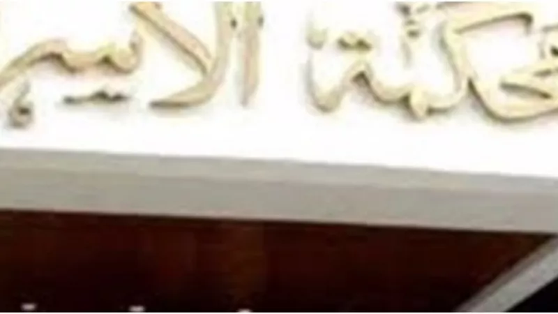 تتلاعب بزوجها وتجمع بين اثنين