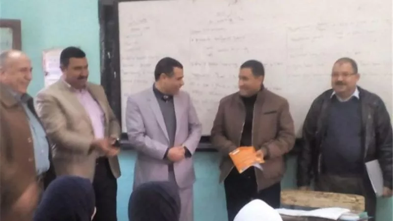 مدير تعليم الخانكة يشجع الطلاب علي الترشيد والنظافة