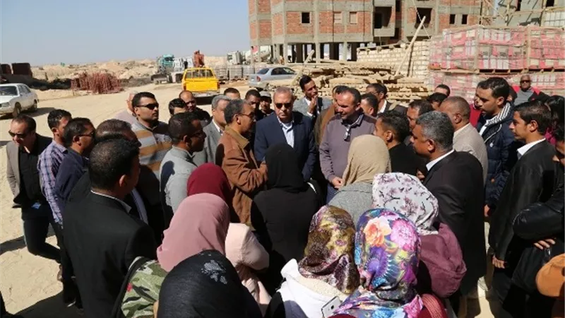 محافظ قنا وطلاب التعليم العالى في جولة للتعرف علي المشروعات التنموية