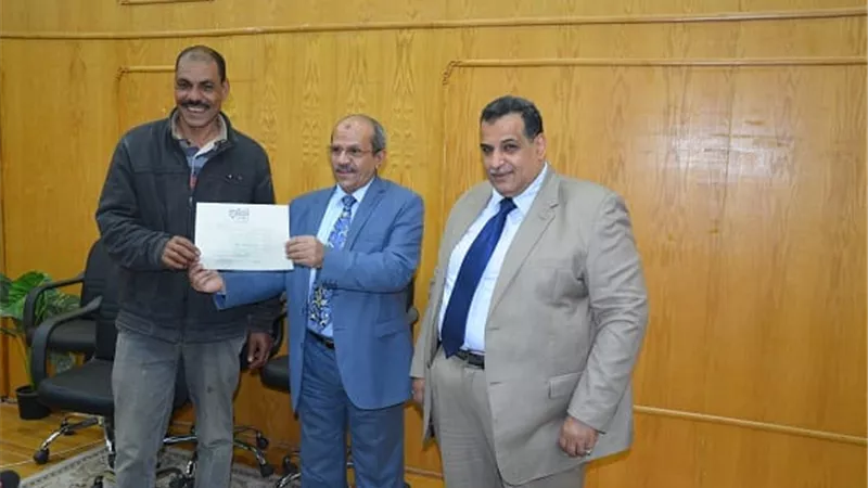 توزيع شهادات أمان المصريين بجامعة الفيوم
