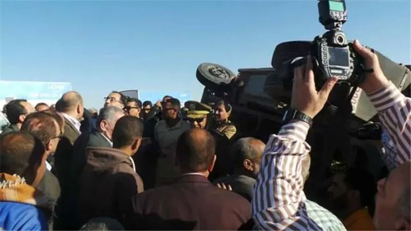 رئيس الوزراء يوقف موكبه للاطمئنان على حادث بالطريق الصحراوى