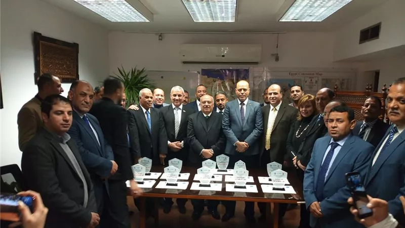 بالصور ..قطاع البترول يكرم النقابى 