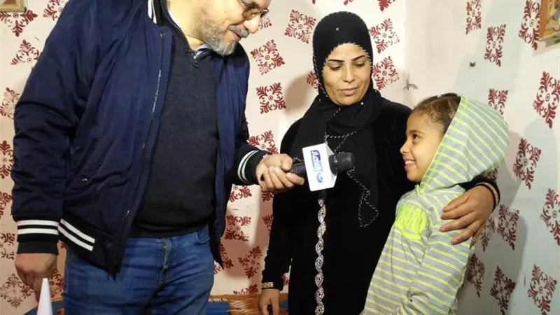 عمرو الليثى يحقق حلم سيدة ويهديها ماكينة خياطة ببرنامج واحد من الناس