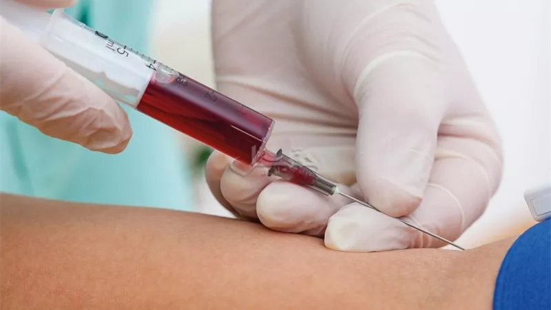 ممرضة تسحب دم طفلها طيلة 5 أعوام.. تعرف على التفاصيل