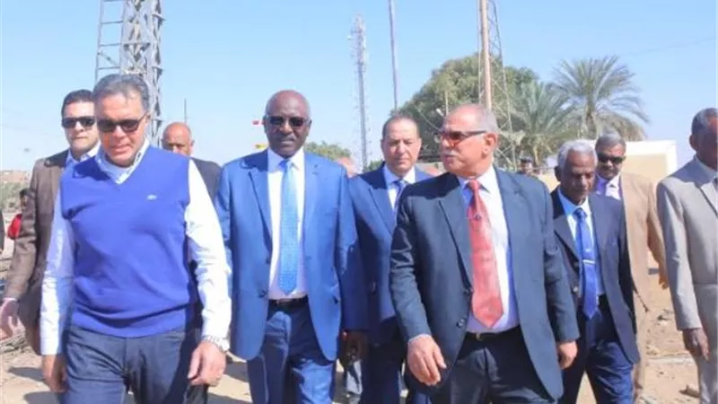 عرفات ووزير النقل السوداني بمحطة السد العالي للسكة الحديد