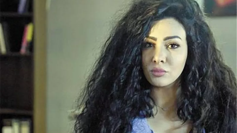 والد ميرهان حسين يكشف موعد خروجها من السجن