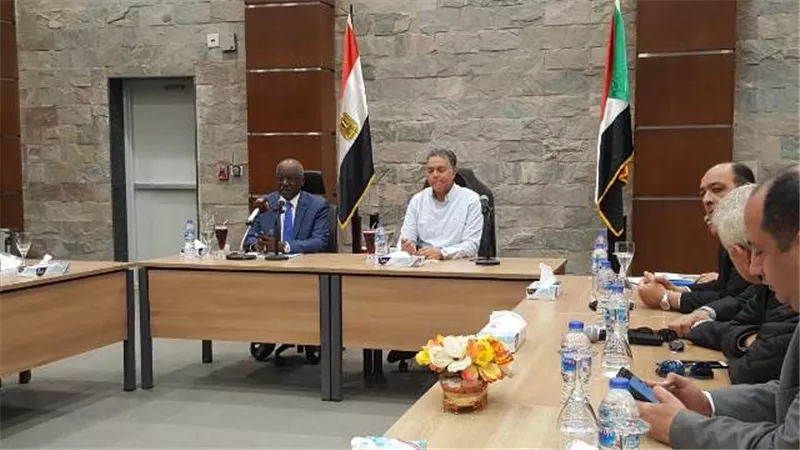 وزيرا النقل المصري والسوداني يشهدان توقيع عقد تعاون ثنائي بين البلدين