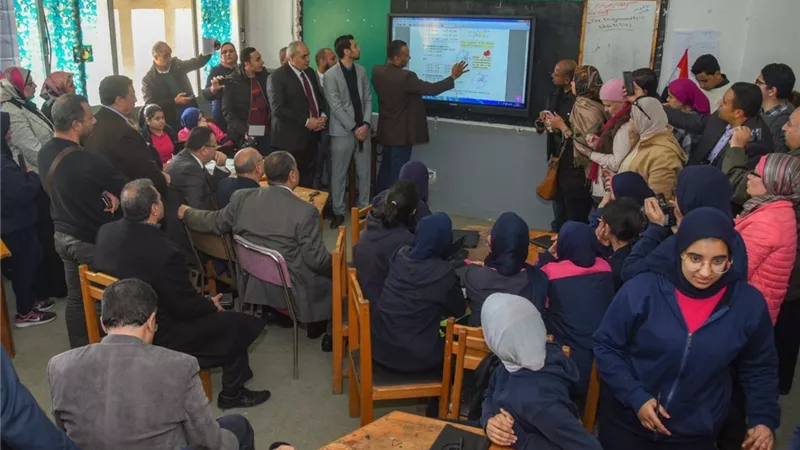 قنصوه يشهد توزيع جهاز التابلت على طلبة الصف الأول الثانوي