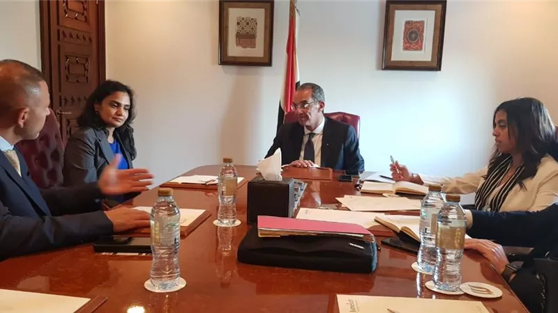 طلعت يبحث مع الشركات العالمية زيادة الاستثمارات في قطاع الاتصالات