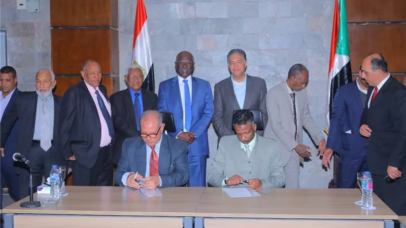وزيرا النقل المصري والسوداني يشهدان توقيع عقد نقل بضائع عبر نهر النيل
