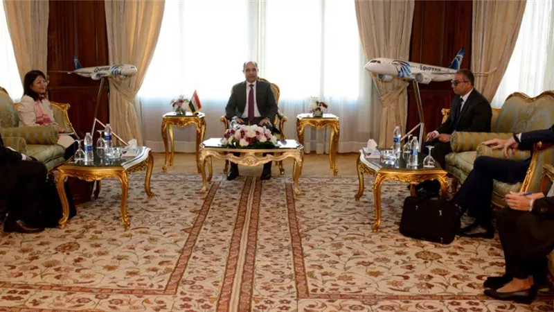 وزير الطيران يلتقي وفد البنك الدولي