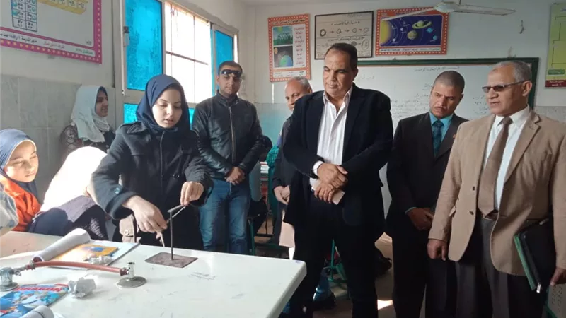 مدير تعليم شبين القناطر يتفقد مدارس الشوبك ويكرم المتفوقين