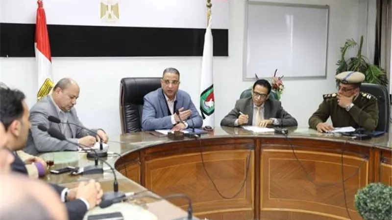 محافظ سوهاج يعقد اجتماعاً مكبراً لمتابعة أعمال 