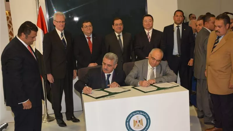 الملا يشهد توقيع مذكرة بين البترول والغرفة الامريكية لتدريب المديرين التنفيذيين
