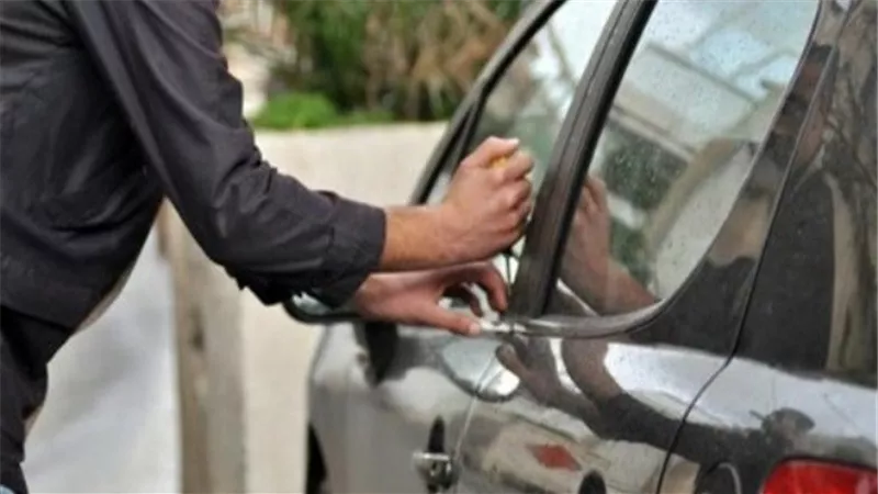 القبض على عاطل لسرقته سيارة ومساومة أصحابها مقابل مبالغ مالية