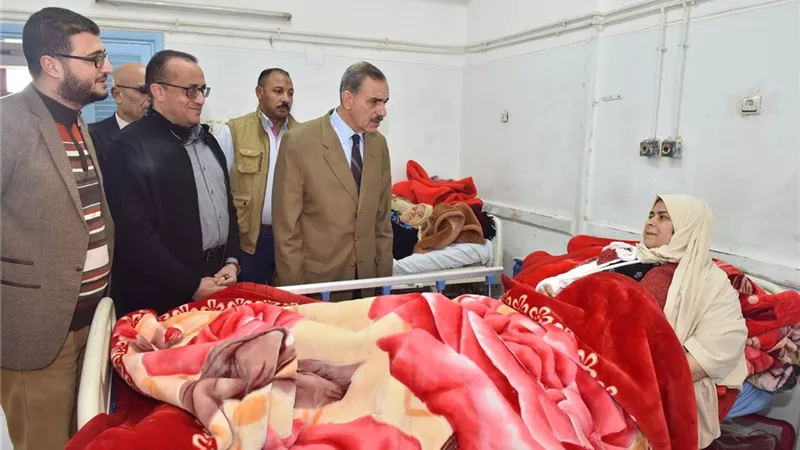 محافظ أسيوط يزور معلمة تعرضت لحادث سير بمستشفى أسيوط الجامعي
