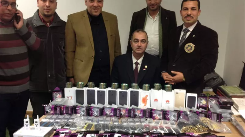 احباط تهريب تليفونات محموله بمطار برج العرب