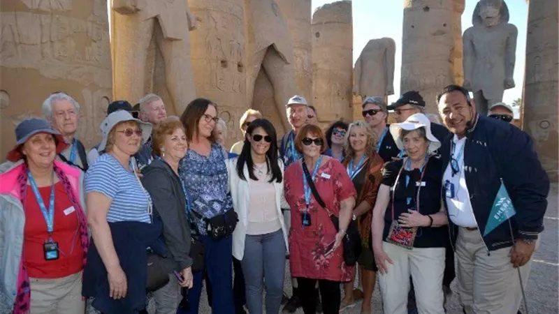 وزيرة السياحة تلتقى مجموعة من السائحين المتواجدين بمعبد الأقصر